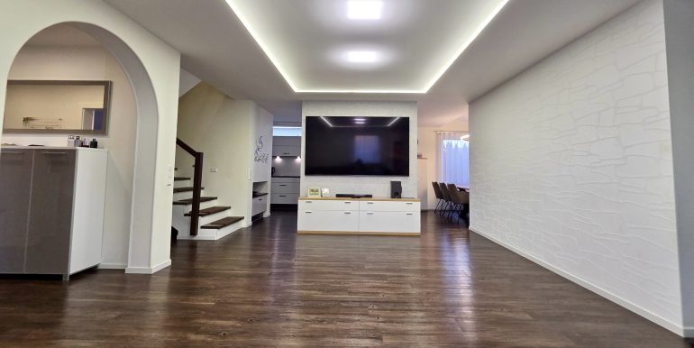 Einfamilienhaus mit doppeltem Bauplatz zu verkaufen 3