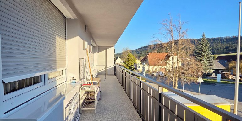 Wohnen und Arbeiten unter einem Dach Blick Balkon frisch saniert