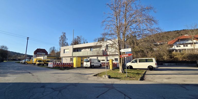 Wohnen und Arbeiten unter einem Dach Blick von vorne auf das Gebäude