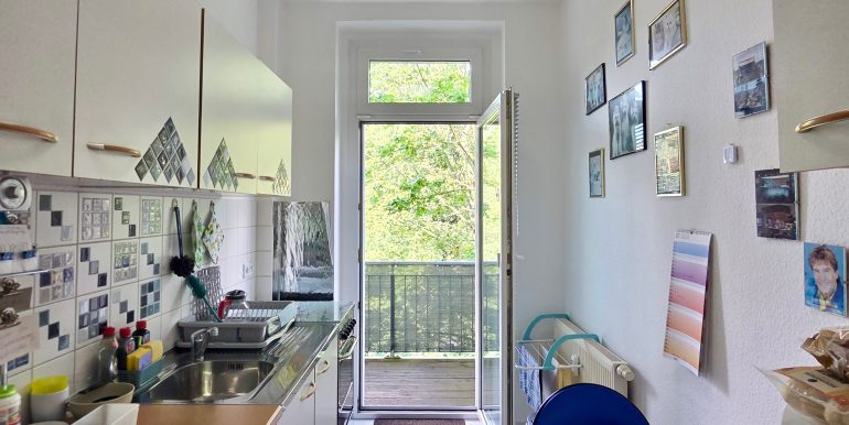 3 Zimmer Kapitalanlage Chemnitz zu verkaufen, Denkmalgeschützt, Küche mit Blick auf den Balkon