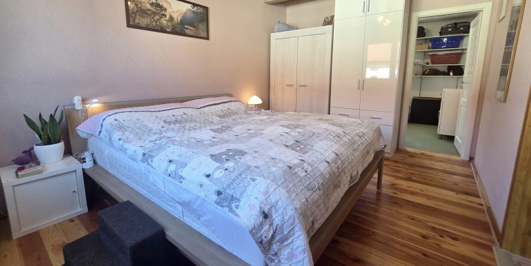 Einziehen, wohnen, Blick ins Schlafzimmer mit Ankleidezimmer