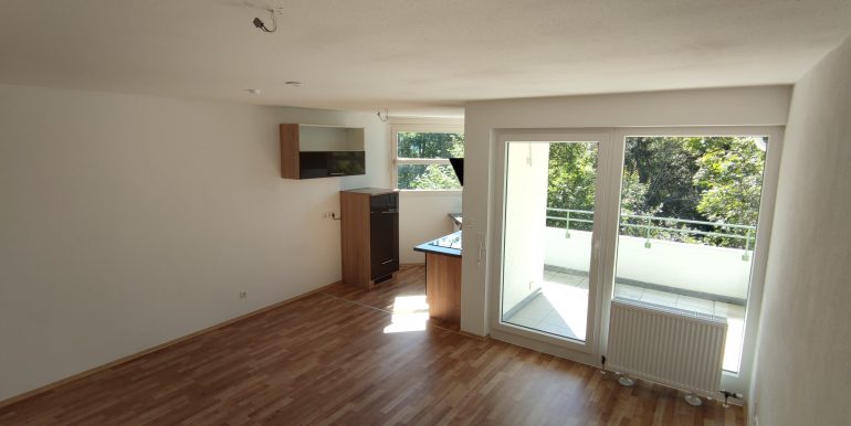 1,5 Zimmer Wohnung in toller Lage Tailfingen, Blick ins Wohnzimmer mit Küche und Balkon 2