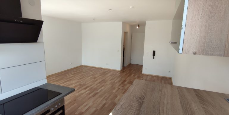 1,5 Zimmer Wohnung in toller Lage Tailfingen, Blick ins Wohnzimmer mit Küche und Balkon 4
