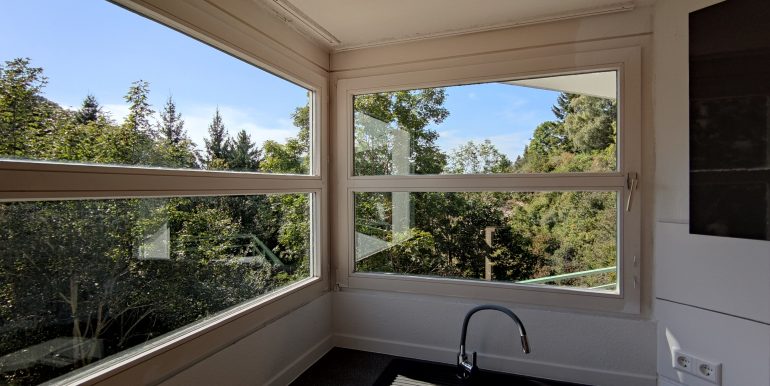 1,5 Zimmer Wohnung in toller Lage Tailfingen, Blick ins Wohnzimmer mit Küche und Balkon 5