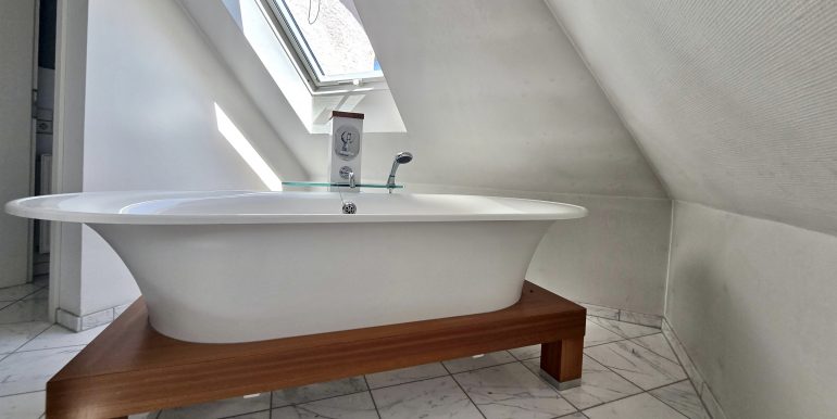 Einfamilienhaus mit Traumlage Pflullingen zu verkaufen, Designer Marmortageslichtbad