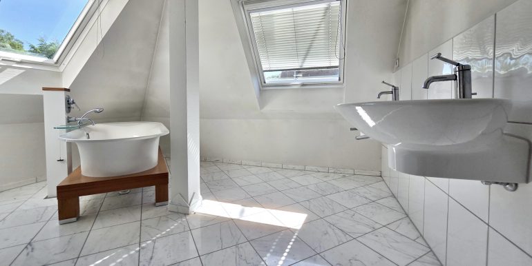 Einfamilienhaus mit Traumlage Pflullingen zu verkaufen, Tageslicht Marmor Badezimmer