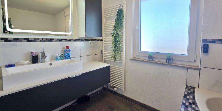 Großes Einfamilienhaus zu verkaufen Albstadt Tailfingen, großes Badezimmer mit Dusche und Badewanne