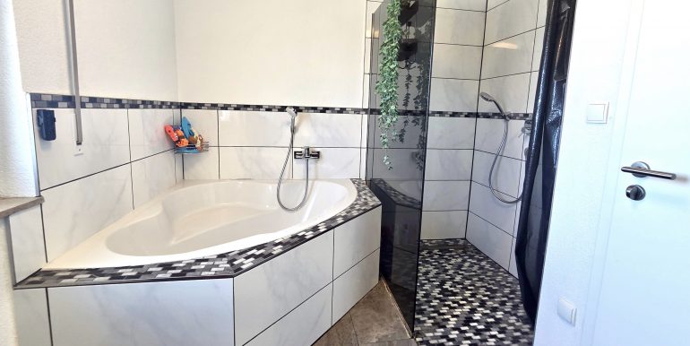 Großes Einfamilienhaus zu verkaufen Albstadt Tailfingen, großes Badezimmer mit Dusche und Badewanne 2