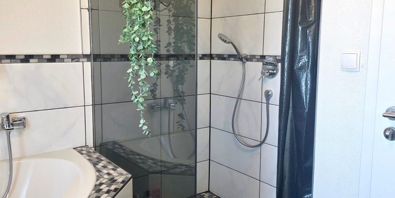 Großes Einfamilienhaus zu verkaufen Albstadt Tailfingen, großes Badezimmer mit Dusche und Badewanne 3