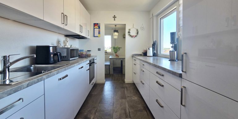 Großes Einfamilienhaus zu verkaufen Albstadt Tailfingen, Küche mit Blick ins Esszimmer