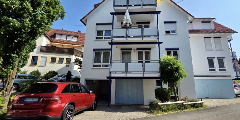 Neuwertige 4 Zimmer Erdgeschosswohnung Tübinger Stadtteil zu verkaufen, Blick auf den Stellplatz, Garage und Balkon