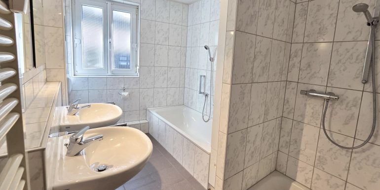Neuwertige 4 Zimmer Erdgeschosswohnung Tübinger Stadtteil zu verkaufen, Blick ins Badezimmer