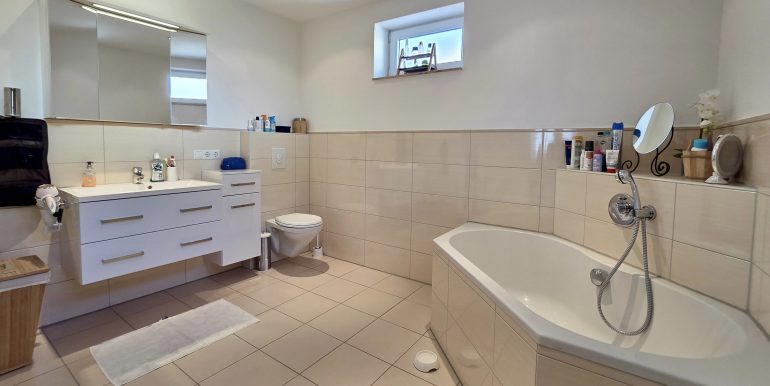 Fertiges Einfamilienhaus zentrumsnah zu verkaufen, Blick ins Tageslichtbad mit Dusche und Badewanne