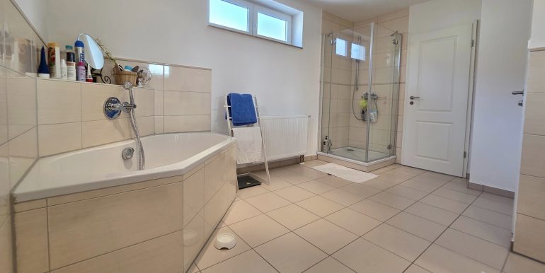 Fertiges Einfamilienhaus zentrumsnah zu verkaufen, Blick ins riesen Bad