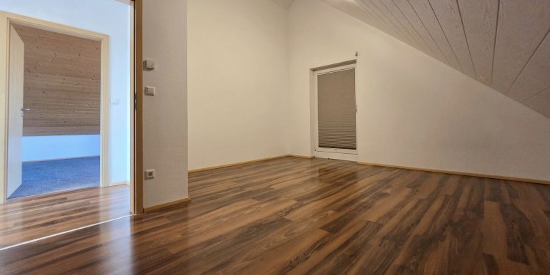 Freistehendes Einfamilienhaus Ofterdingen kaufen Energieeffizienz A, Schlafzimmer mit Zugang zum Balkon