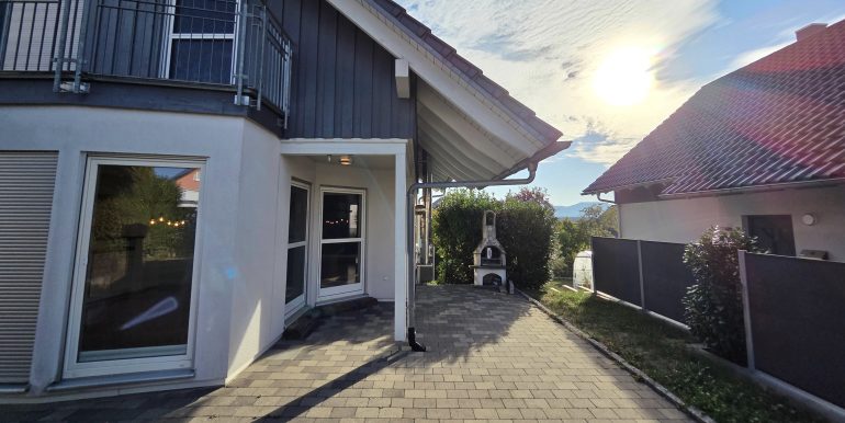 Freistehendes Einfamilienhaus Ofterdingen kaufen Energieeffizienz A, Terrasse mit Grill