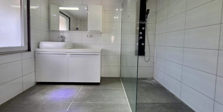 Zweifamilienhaus Balingen Engstlatt zu verkaufen, Blick ins Badezimmer